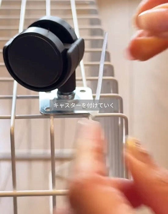 ダイソーのワイヤーカゴを重ねるだけで…　収納アイディアに「すごい！」「早速真似します」