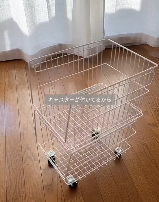 ダイソーのワイヤーカゴを重ねるだけで…　収納アイディアに「すごい！」「早速真似します」