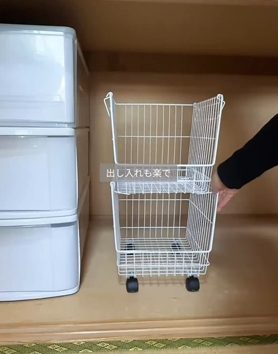 ダイソーのワイヤーカゴを重ねるだけで…　収納アイディアに「すごい！」「早速真似します」