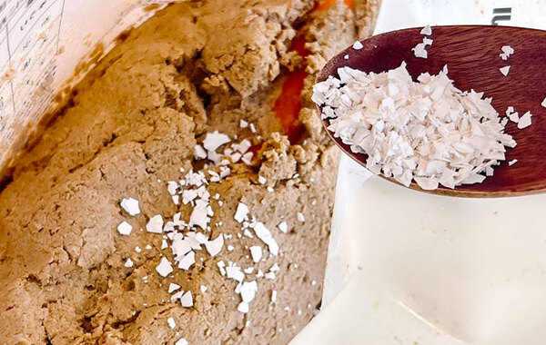 卵の殻を砕いて入れると…？　無印の豆知識に「驚いた」「子供が喜んだ」