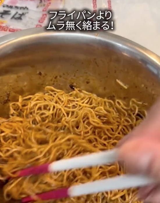 粉末ソースを振りかける前に…　焼きそば作りのひと手間に「マジかよ」「全然違う…」