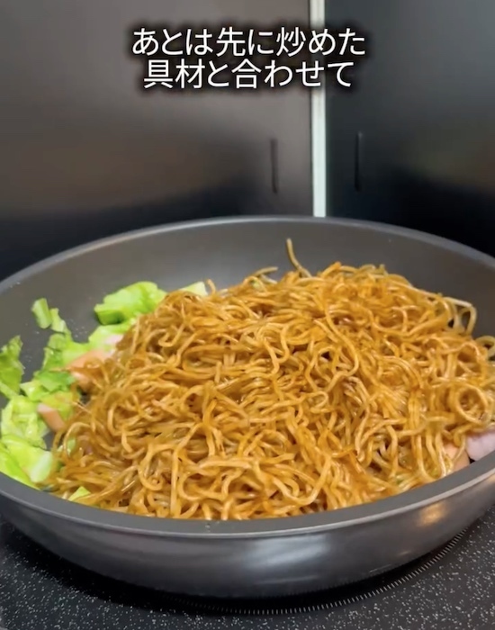 粉末ソースを振りかける前に…　焼きそば作りのひと手間に「マジかよ」「全然違う…」