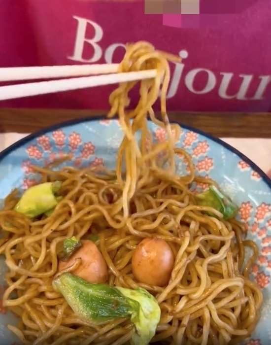 粉末ソースを振りかける前に…　焼きそば作りのひと手間に「マジかよ」「全然違う…」