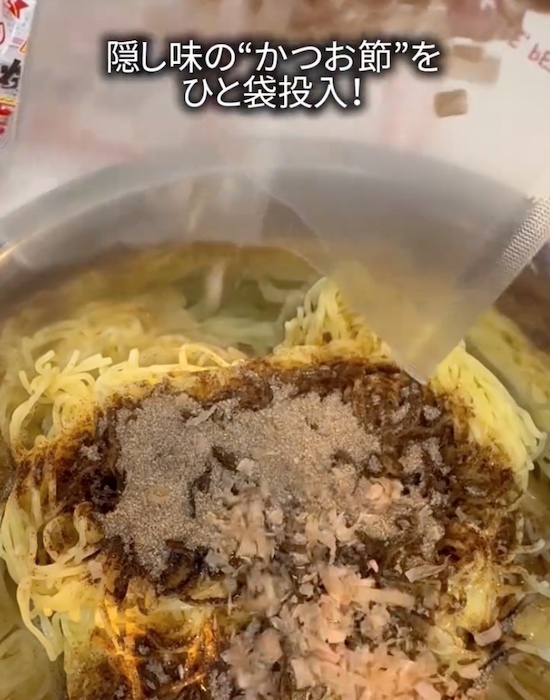 粉末ソースを振りかける前に…　焼きそば作りのひと手間に「マジかよ」「全然違う…」