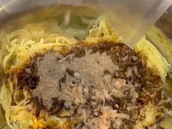 粉末ソースを振りかける前に…　焼きそば作りのひと手間に「マジかよ」「全然違う…」
