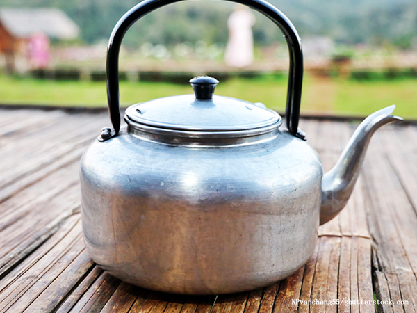 やかんを使って食中毒？　自治体の注意喚起に「ゾッとした」「気を付けなきゃ」