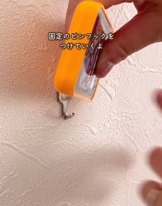 ダイソー『ワイヤーネット』を活用した壁掛け収納に「思い付くのがすごい」「かわいい」