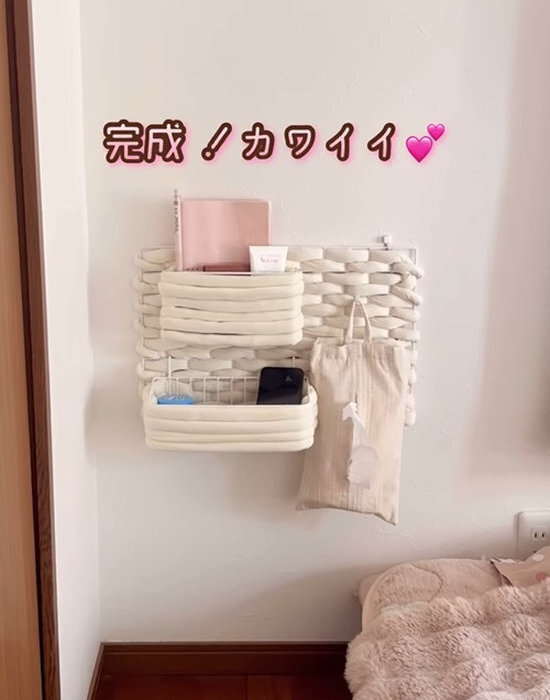 ダイソー『ワイヤーネット』を活用した壁掛け収納に「思い付くのがすごい」「かわいい」