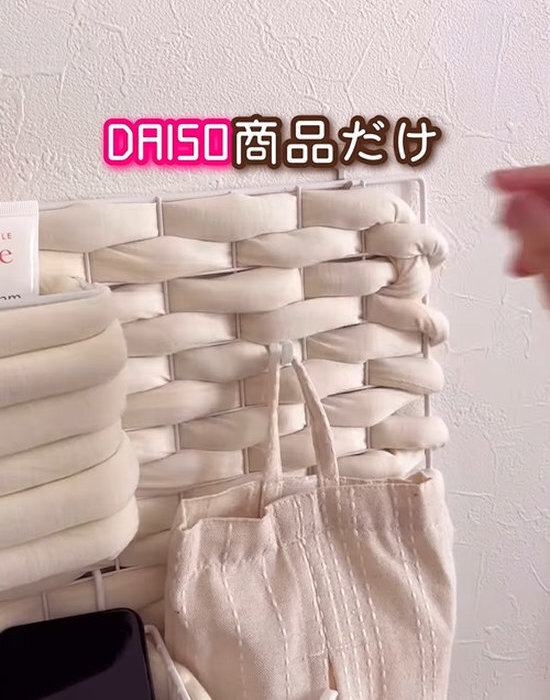 ダイソー『ワイヤーネット』を活用した壁掛け収納に「思い付くのがすごい」「かわいい」