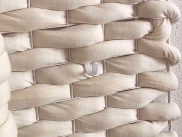 ダイソー『ワイヤーネット』を活用した壁掛け収納に「思い付くのがすごい」「かわいい」