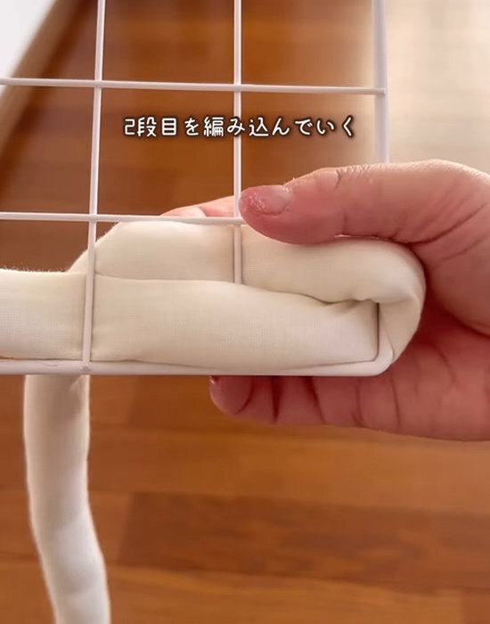 ダイソー『ワイヤーネット』を活用した壁掛け収納に「思い付くのがすごい」「かわいい」