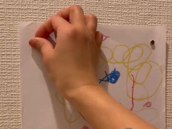 壁が傷付かない！　子供の絵や写真を飾る方法に「手軽すぎる」「コレはいい」