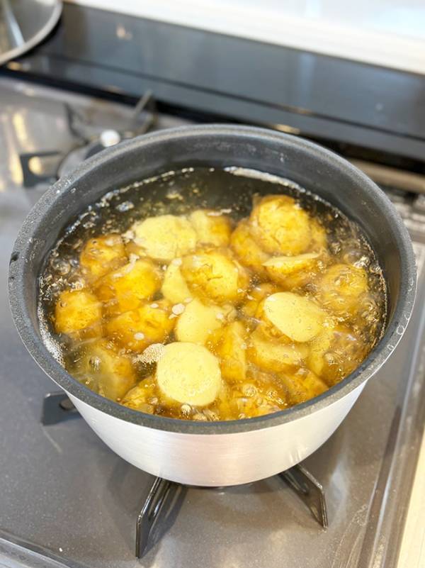 新じゃがを煮ていた人は見て！　現役シェフの投稿に「今夜の夕食に決めた！」