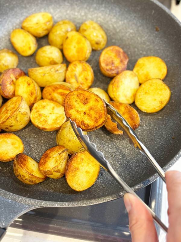 新じゃがを煮ていた人は見て！　現役シェフの投稿に「今夜の夕食に決めた！」