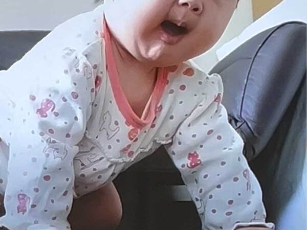 子供が初めてハイハイ　慌てて撮った１枚に「笑いすぎて涙出た」