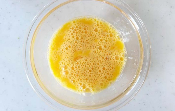 焼いた卵にのせて…　できた簡単おかずに「家族が絶賛」「定番メニューに決定！」