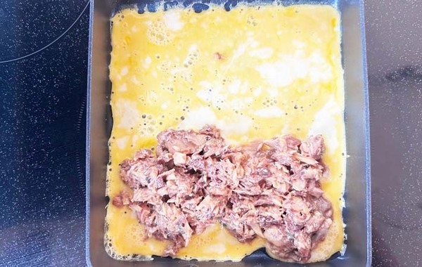 焼いた卵にのせて…　できた簡単おかずに「家族が絶賛」「定番メニューに決定！」