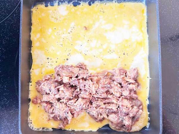 焼いた卵にのせて…　できた簡単おかずに「家族が絶賛」「定番メニューに決定！」