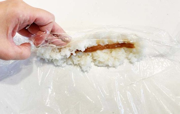 コロンとかわいい！　プチおにぎりを作る驚きの方法