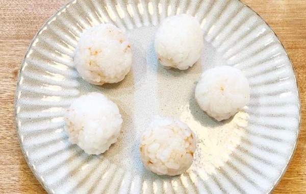 コロンとかわいい！　プチおにぎりを作る驚きの方法