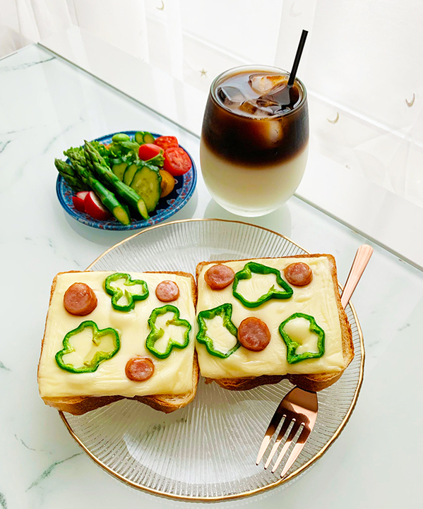 トーストを写した１枚に反響　のっていたのは？「マンガみたい」「盛り盛りだ！」