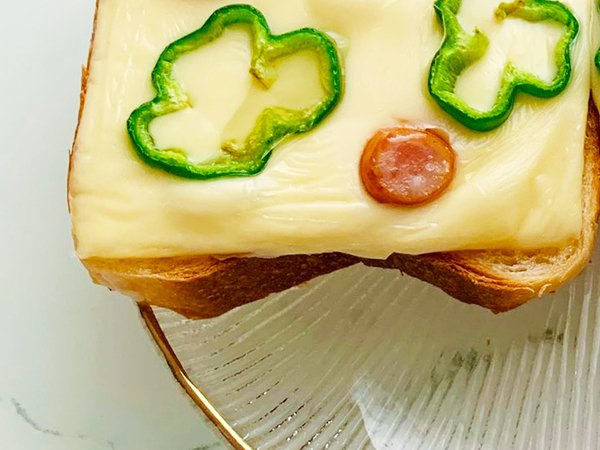 トーストを写した１枚に反響　のっていたのは？「マンガみたい」「盛り盛りだ！」