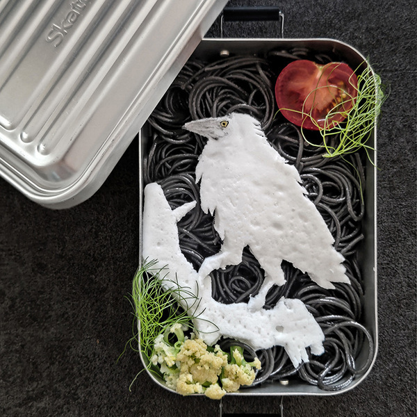 真っ黒なビジュアルのお弁当　白いはんぺんで？「芸術が爆発している」「素敵な発想」