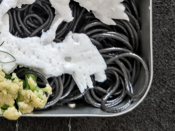 真っ黒なビジュアルのお弁当　白いはんぺんで？「芸術が爆発している」「素敵な発想」