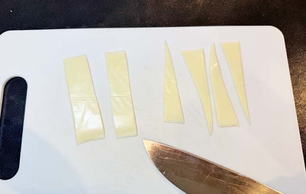 ちくわをくるくる巻いて…　できたものに「弁当にピッタリ」「本物みたい！」