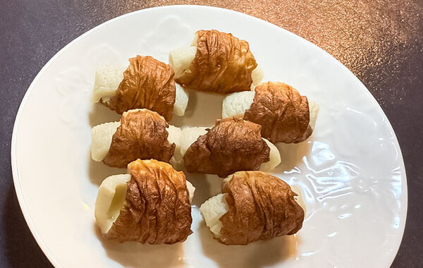 ちくわをくるくる巻いて…　できたものに「弁当にピッタリ」「本物みたい！」