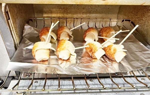 ちくわをくるくる巻いて…　できたものに「弁当にピッタリ」「本物みたい！」