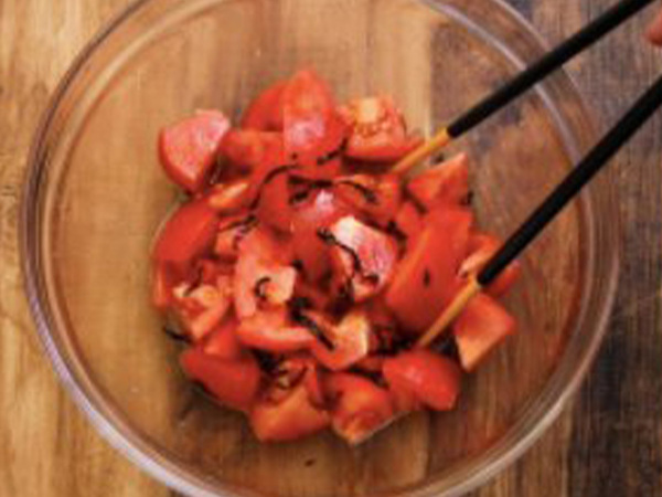 切ったトマトに『１：１：１』で加えると…　「明日作る」「来週の副菜決定」