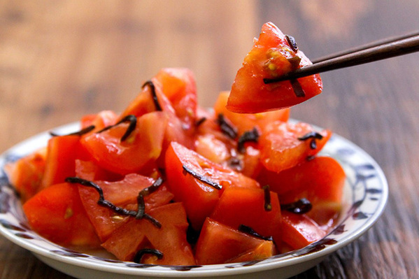 切ったトマトに『１：１：１』で加えると…　「明日作る」「来週の副菜決定」