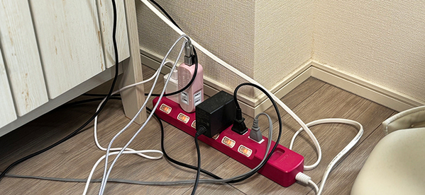 電源タップってむき出しにしてない？　「早く買うべきだった」と話題な『無印良品』の商品で見た目がスッキリ！