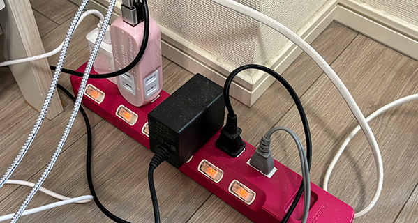 電源タップってむき出しにしてない？　「早く買うべきだった」と話題な『無印良品』の商品で見た目がスッキリ！