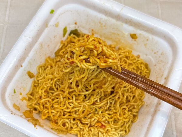 カップ焼きそばにスプーン１杯加えたのは？　調味料に「たまらない１杯」「中毒性あり！」