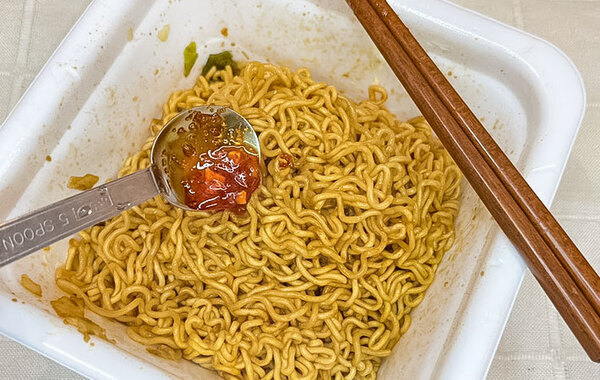カップ焼きそばにスプーン１杯加えたのは？　調味料に「たまらない１杯」「中毒性あり！」