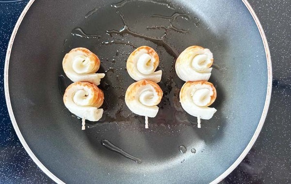 くるくる巻いて…　でき上がった『簡単ちくわおかず』に「箸が止まらん」「弁当に入れたい」