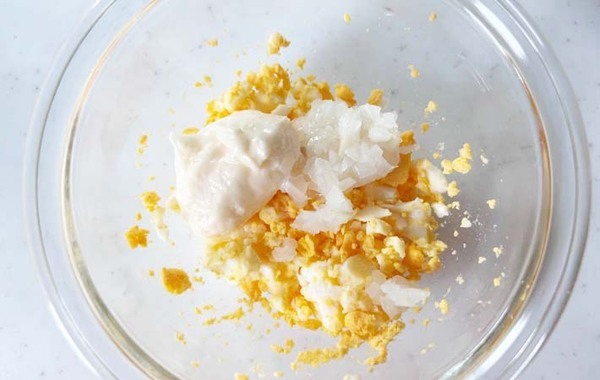 「これ、ちくわだったっけ？」　カットちくわにのせたのは…