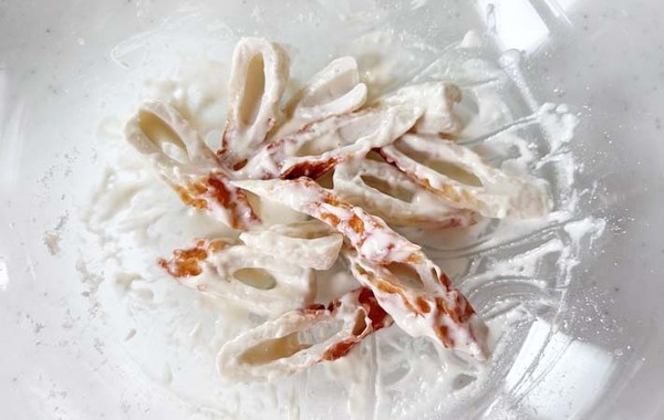 「これ、ちくわだったっけ？」　カットちくわにのせたのは…