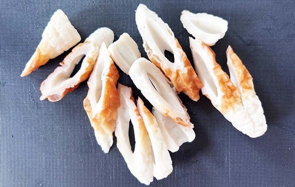 「これ、ちくわだったっけ？」　カットちくわにのせたのは…