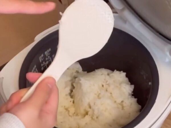 しゃもじの『ご飯粒くっ付く問題』　解決する裏技に「全然付かない！」