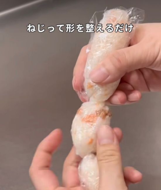 おにぎりを作るなら絶対試して！　簡単に作る裏技に「ナイスアイディア」