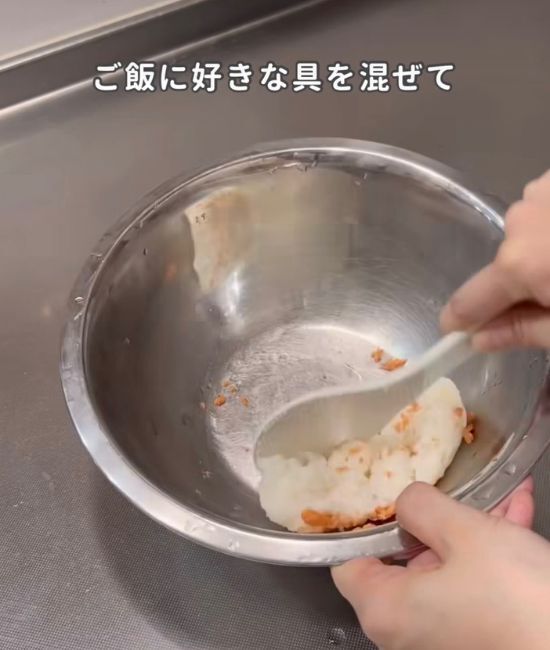 おにぎりを作るなら絶対試して！　簡単に作る裏技に「ナイスアイディア」