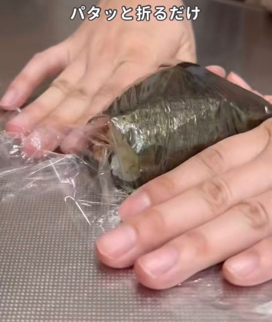 おにぎりを作るなら絶対試して！　簡単に作る裏技に「ナイスアイディア」