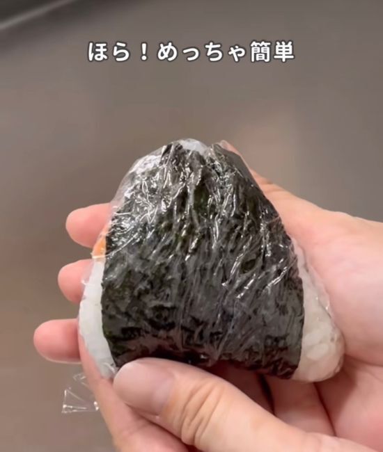 おにぎりを作るなら絶対試して！　簡単に作る裏技に「ナイスアイディア」