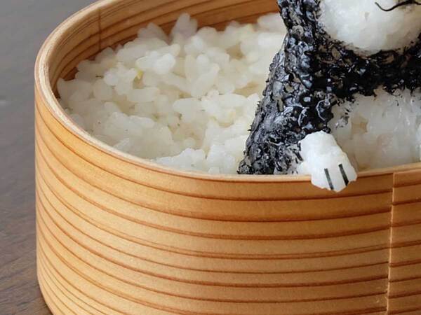 弁当箱に入ったおにぎりに、キュン！　そのワケが…「こんなの食べられない」「困る」