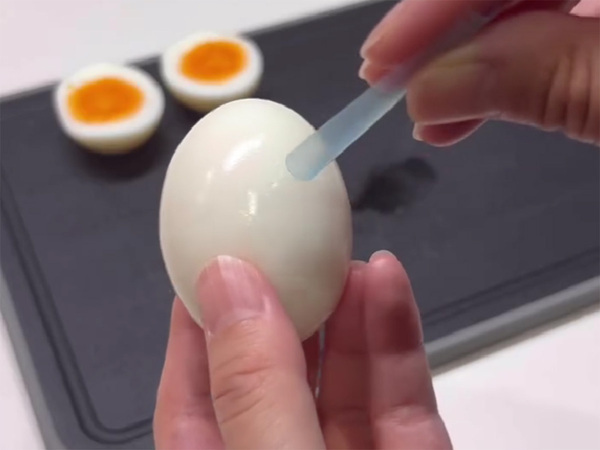 ゆで卵の『白身』をストローで？　できたものに「作りたい」「子供にも教えなきゃ」