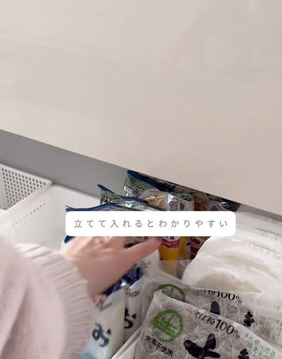 シンク下収納は１００均で整える！　驚きの収納術に「真似したい」「気になる」