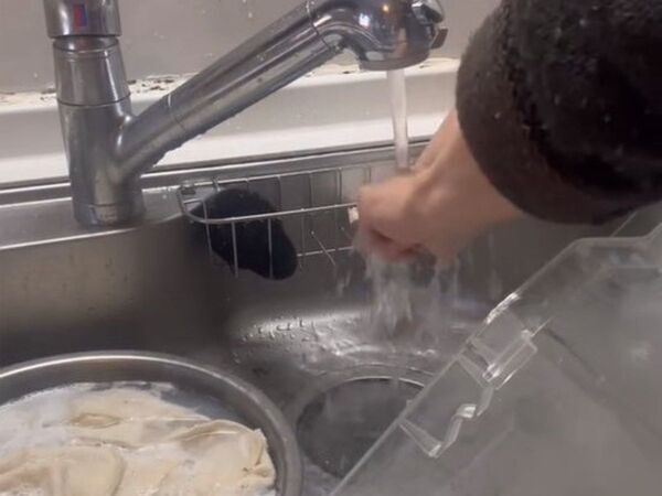 「何これすごい」　冷蔵庫の野菜室がピカピカ！　意外な掃除のコツに「知らなかった」